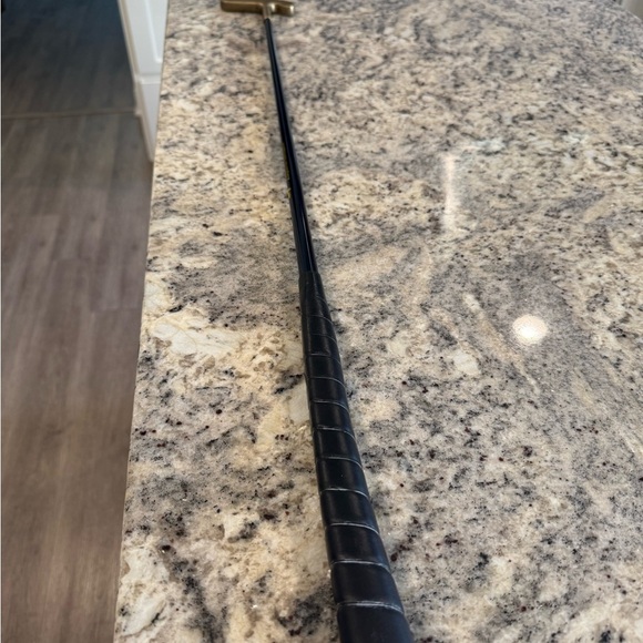 Marquette University Golden Eagles 34 inch Gold Right handed Gold Putter Eagle - Picture 5 of 7